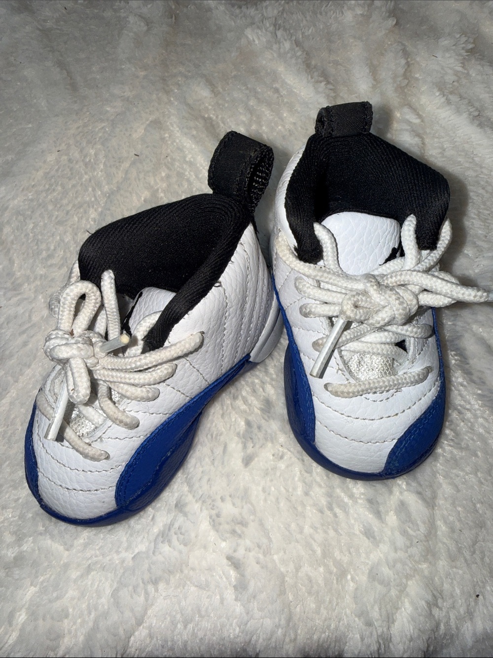 💙🤍Lightly Used 3C Kids Jordan Shoes🤍💙